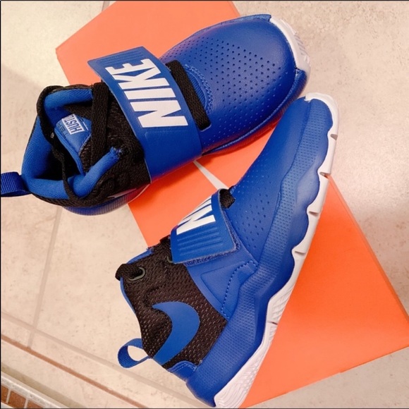 Nike Hustled D8 Sneakers - Picture 5 of 6